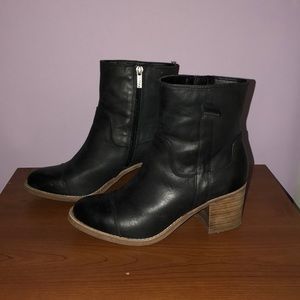 Sperry Top-Sider heeled black boots. Size 7.